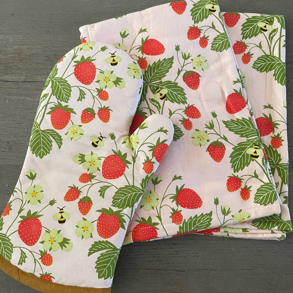 NWOT Strawberry Print Oven Mitt and Towel Set